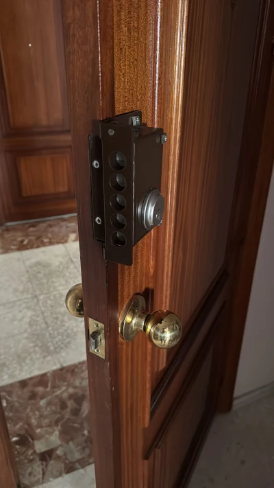 Cerrajero abriendo puerta en Conil